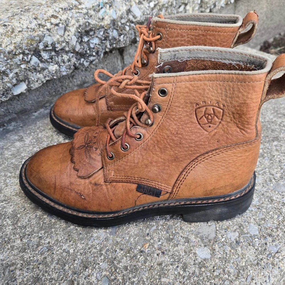 ariat women's size‎ 7.5B lace up boots western with kiltie.